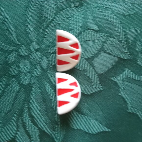 Vintage red and white enamel clip-on earrings like new - Picture 1 of 2